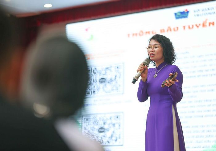 Hiệu trưởng Trường THPT Trần Nhân Tông Vũ Thị Hậu chúc mừng các học sinh trúng tuyển và chào mừng cha mẹ học sinh trong buổi gặp gỡ sáng 21/6. Ảnh: Thanh Tùng - TTXVN