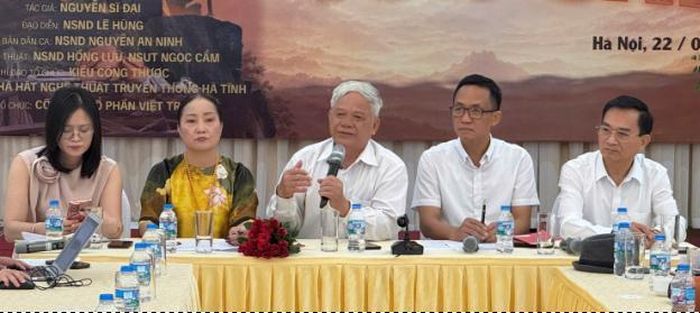 NSND Hồng Lựu (thứ 2 từ bên trái), Nhà báo Nguyễn Sĩ Đại (giữa) chia sẻ về vở kịch