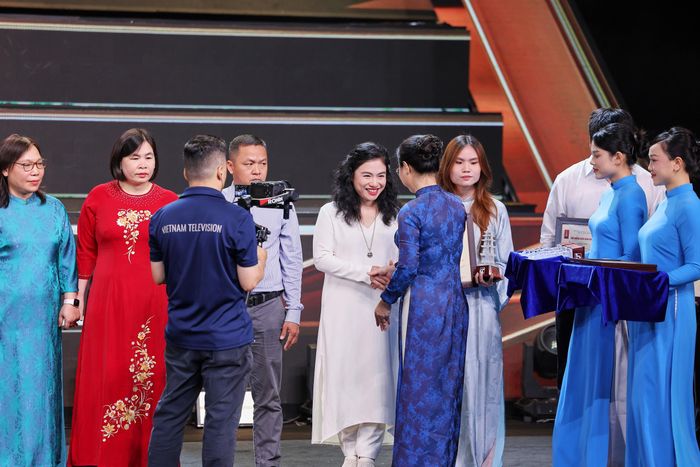 Tác giả Ngô Thu Lan (thứ 4 từ phải qua) đại diện cho nhóm tác giả nhận giải C (tác phẩm báo chí đa phương tiện ba kỳ "15 năm hành trình Sala: Kìa hoa đã nở trong lòng tay ai!"). Ảnh: Hòa Nguyễn