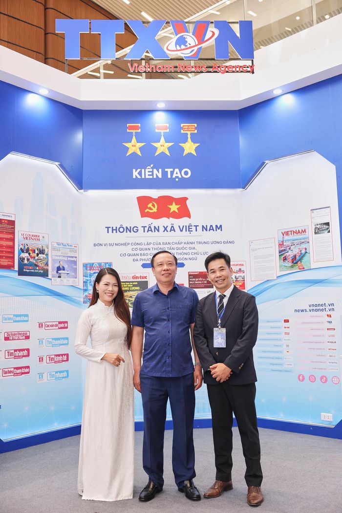 Nhà báo Nguyễn Thiện Thuật (giữa), Tổng biên tập báo Thể thao và Văn hóa và chúc mừng 2 phóng viên đoạt giải C - Giải Báo chí Quốc gia lần XX của báo. Ảnh: Hòa Nguyễn