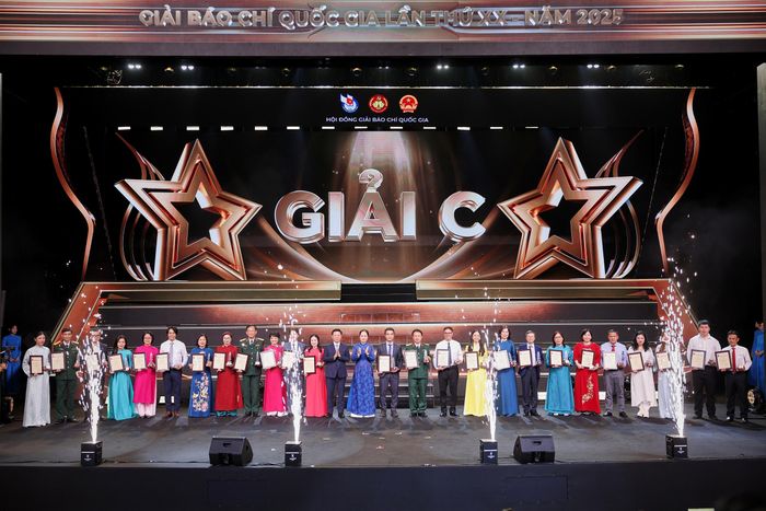 Tác giả Ngô Thu Lan (thứ 4 từ phải qua) đại diện cho nhóm tác giả nhận giải C (tác phẩm báo chí đa phương tiện ba kỳ "15 năm hành trình Sala: Kìa hoa đã nở trong lòng tay ai!"). Ảnh: Hòa Nguyễn