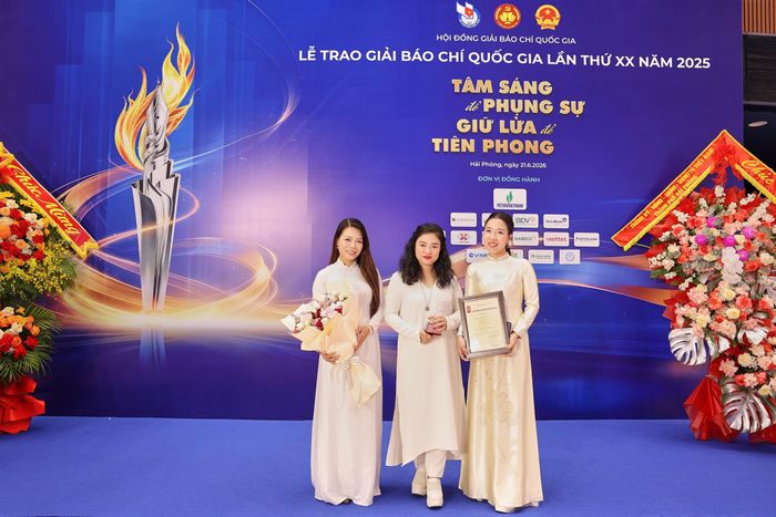 Nhóm tác giả Nguyễn Thị Yến, Ngô Thu Lan và Nguyễn Thị Xuân Hương. Ảnh: Hòa Nguyễn