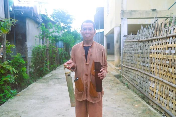 Người đàn ông trong bộ trang phục truyền thống của nam giới Ơ Đu. Áo, quần của đàn ông Ơ Đu thiết kế khá giản dị, chú trọng đến sự thoải mái trong lao động, sinh hoạt. Ảnh: Xuân Tiến - TTXVN