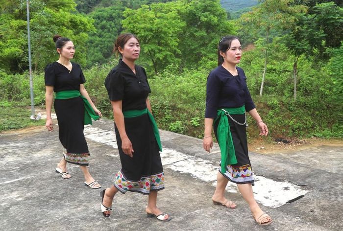 Họa tiết trang trí trên chân váy của phụ nữ Ơ Đu có những nét độc đáo bởi thường thêu các hình khối, đường riềm trang trí với kỹ thuật “chạy sợi” và phối màu tinh tế, tạo nên một phong cách thêu riêng biệt. Đây là đặc điểm để có thể dễ dàng phân biệt trang phục truyền thống của người Ơ Đu với trang phục các dân tộc Thái, Khơ Mú… Ảnh: Xuân Tiến - TTXVN