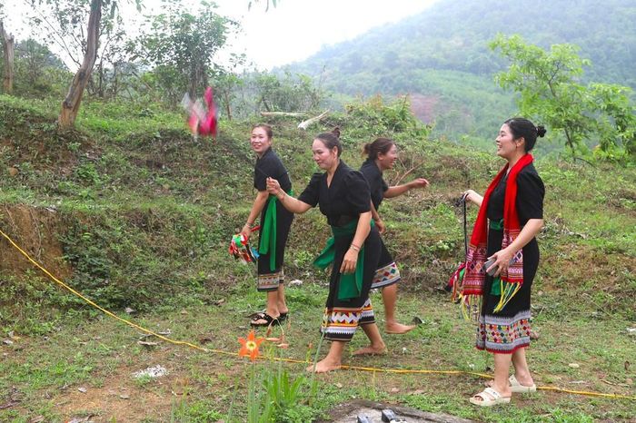 Trang phục truyền thống của người phụ nữ Ơ Đu không chỉ phục vụ cho cuộc sống hàng ngày mà còn được sử dụng trong các dịp lễ hội, giúp gìn giữ và phát huy bản sắc văn hóa của dân tộc Ơ Đu. Ảnh: Xuân Tiến - TTXVN