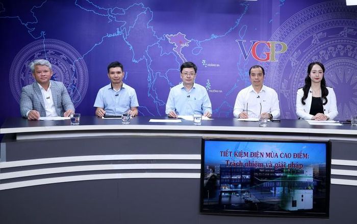 Tọa đàm với chủ đề "Tiết kiệm điện mùa cao điểm: Trách nhiệm và giải pháp" có sự tham dự của các chuyên gia (từ trái sang): Ông Đặng Nguyễn Ngữ, Chủ tịch Schneider Electric Việt Nam và Campuchia; ông Hà Đăng Sơn, Chủ tịch Trung tâm Nghiên cứu năng lượng và Tăng trưởng xanh; ông Đặng Hải Dũng, Phó Cục trưởng Cục Đổi mới sáng tạo, chuyển đổi xanh và Khuyến công (Bộ Công Thương); ông Ngô Sơn Hải, Phó Tổng Giám đốc Tập đoàn Điện lực Việt Nam (EVN); MC Minh Ngọc - Ảnh: VGP/Đức Tuân