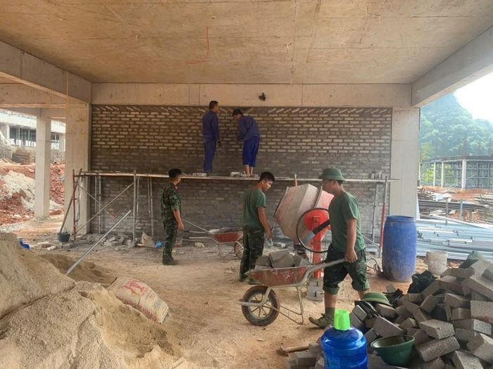 Các cán bộ, chiến sĩ Lữ đoàn Phòng không 210 hỗ trợ xây dựng Trường Phổ thông Dân tộc nội trú liên cấp Tiểu học và Trung học cơ sở trên địa bàn xã biên giới Tổng Cọt, tỉnh Cao Bằng