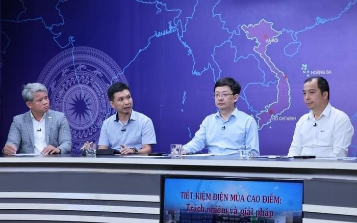 Các khách mời tham dự Tọa đàm chia sẻ về thông điệp tiết kiệm năng lượng - Ảnh: VGP/Minh Khôi