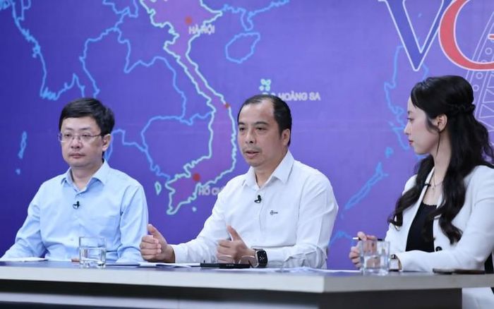 Phó Tổng Giám đốc EVN Ngô Sơn Hải (giữa) trao đổi về các giải pháp tiết kiệm điện tại Tọa đàm - Ảnh: VGP/Minh Khôi