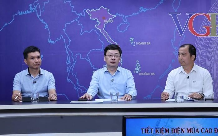 Phó Cục trưởng Cục Đổi mới sáng tạo, Chuyển đổi xanh và Khuyến công Đặng Hải Dũng (giữa) trao đổi cùng các chuyên gia tại Tọa đàm - Ảnh: VGP/Minh Khôi