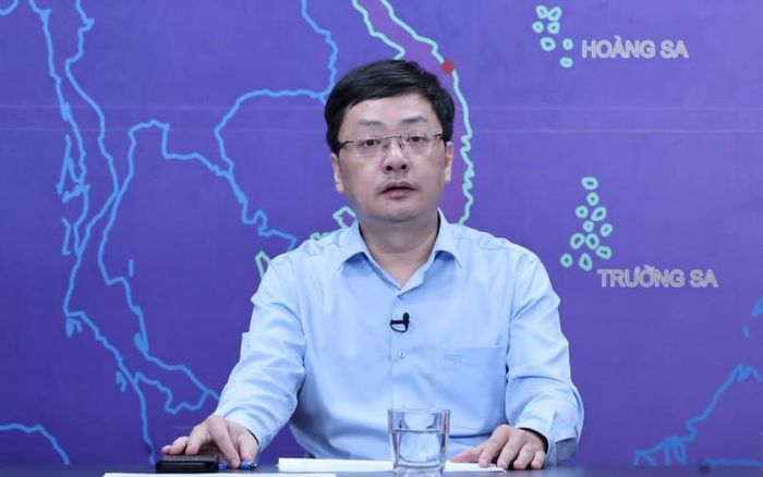 Ông Đặng Hải Dũng trao đổi về các cơ chế để khuyến khích doanh nghiệp đầu tư cho công nghệ tiết kiệm năng lượng và chuyển đổi xanh - Ảnh: VGP/Minh Khôi