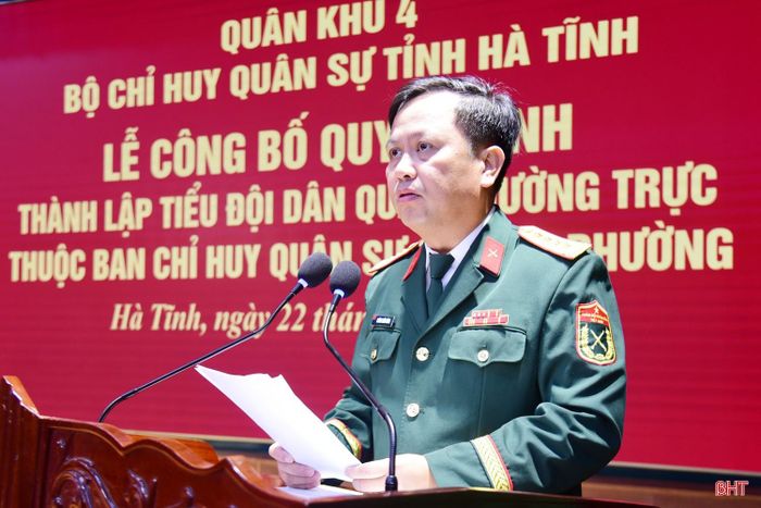 Đại tá Hoàng Xuân Đông - Chỉ huy trưởng Bộ Chỉ huy quân sự tỉnh Hà Tĩnh phát biểu giao nhiệm vụ. Ảnh: Báo và Phát thanh, truyền hình Hà Tĩnh.