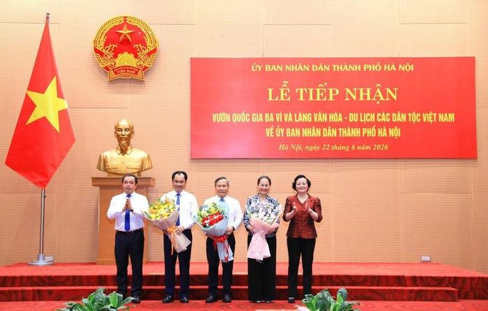 Bí thư Thành ủy Hà Nội Trần Đức Thắng và Phó Thủ tướng Phạm Thị Thanh Trà tặng hoa chúc mừng TP. Hà Nội, Bộ NN&MT, Bộ VHTT&DL - Ảnh: VGP/Thu Giang