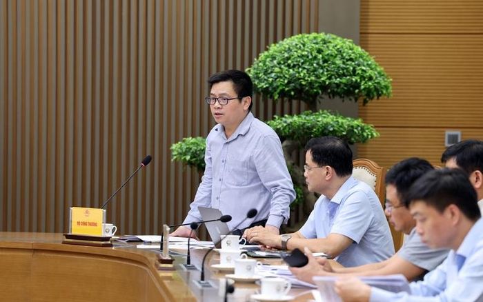 Thứ trưởng Bộ Công Thương Trương Thanh Hoài báo cáo tại cuộc họp - Ảnh: VGP/Phương Nguyên