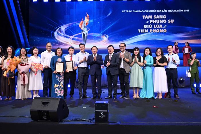 Đồng chí Trịnh Văn Quyết chụp ảnh lưu niệm cùng câc tác giả đoạt giải Báo chí Quốc gia 2025.