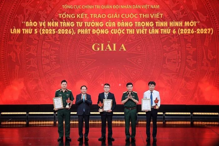 Đại tướng Phan Văn Giang, Ủy viên Bộ Chính trị, Phó Bí thư Quân ủy Trung ương, Phó Thủ tướng Chính phủ, Bộ trưởng Quốc phòng và đồng chí Trịnh Văn Quyết, Ủy viên Bộ Chính trị, Bí thư Trung ương Đảng, Trưởng ban Tuyên giáo và Dân vận Trung ương trao giải cho các tác giả đạt giải A cuộc thi viết "Bảo vệ nền tảng tư tưởng của Đảng trong tình hình mới". (Ảnh: TTXVN)