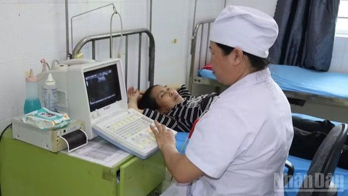 Bác sĩ Trạm y tế phường Ba Ngòi thực hiện thăm khám, chẩn đoán bệnh cho bệnh nhân bằng thiết bị y tế hiện đại.