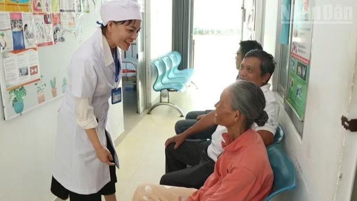 Sự ân cần thăm hỏi của đội ngũ y, bác sĩ với người dân mỗi lần đến khám, góp phần tạo dựng niềm tin nơi người bệnh, nhất là người cao tuổi và đồng bào dân tộc thiểu số Raglai trên địa bàn.