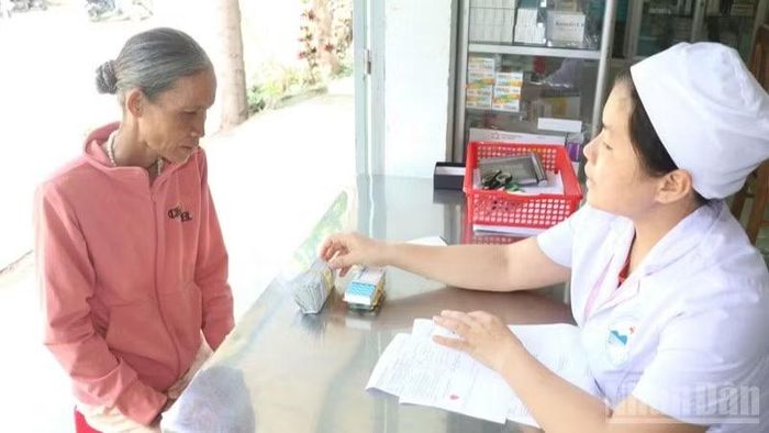 Phát thuốc và hướng dẫn cách sử dụng thuốc cho người bệnh sau khi khám.