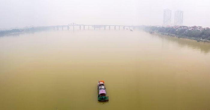 Sông Hồng lớn nhất Việt Nam, bắt nguồn từ dãy núi Ngụy Sơn (Vân Nam, Trung Quốc), có độ dốc và lưu lượng phù sa cực lớn, thủy văn phức tạp, dòng chảy phụ thuộc theo mùa trong năm.