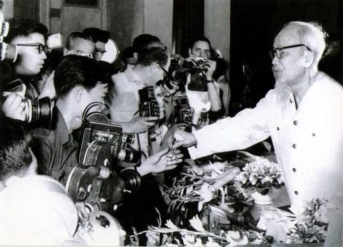 Chủ tịch Hồ Chí Minh gặp gỡ phóng viên các cơ quan báo chí trong và ngoài nước tại Thủ đô Hà Nội (5/1968). Ảnh tư liệu: TTXVN