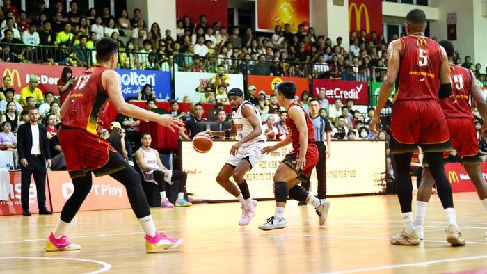 Ngôi sao dự bị Ariyon Williams của Hanoi Buffaloes đi bóng và đột phá lắt léo.