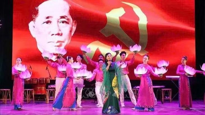 Nghệ sĩ Ưu tú Hương Giang trong chương trình nghệ thuật đặc biệt tưởng nhớ Tổng Bí thư Lê Duẩn tại Thành phố Hồ Chí Minh. (Ảnh: TTXVN)