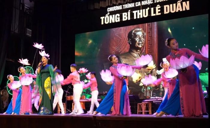 Nghệ sĩ Ưu tú Hương Giang là giọng ca biểu diễn thành công các ca khúc về Tổng Bí thư Lê Duẩn.