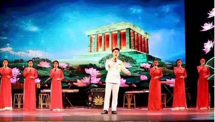 Tốp ca biểu diễn trong chương trình nghệ thuật tưởng nhớ Tổng Bí thư Lê Duẩn tại Thành phố Hồ Chí Minh năm 2023.