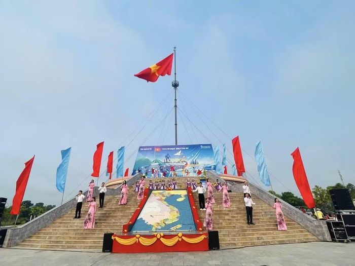 Đoàn nghệ thuật truyền thống Quảng Trị biểu diễn trong một chương trình lễ hội của tỉnh Quảng Trị.