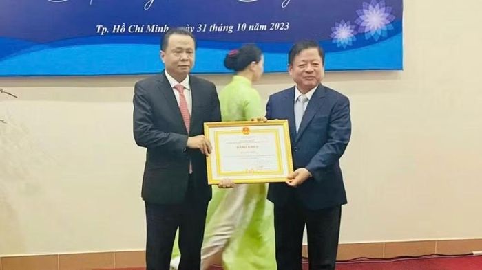 Lãnh đạo Ủy ban toàn quốc Liên hiệp các Hội Văn học nghệ thuật Việt Nam tặng bằng khen Ban tổ chức chương trình nghệ thuật tưởng nhớ Tổng Bí thư Lê Duẩn năm 2023 tại Thành phố Hồ Chí Minh.