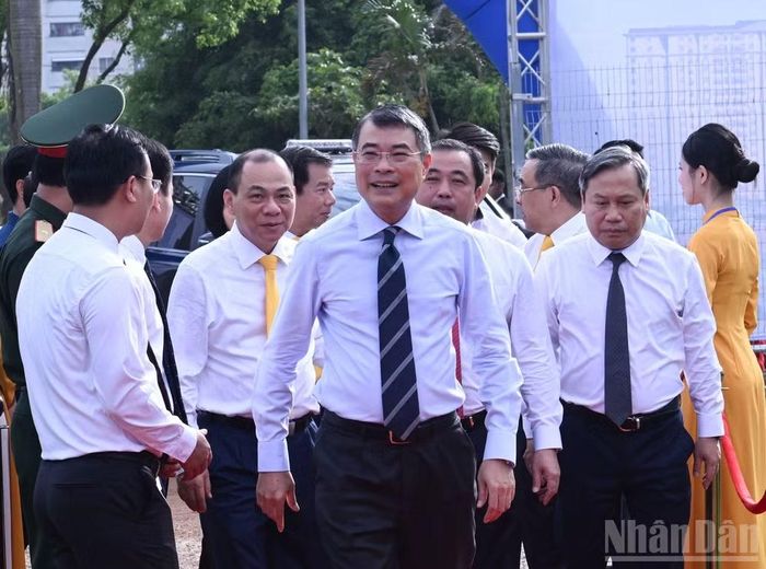 Thủ tướng Chính phủ Lê Minh Hưng tới dự Lễ khởi công 3 dự án nhà ở cho thuê và 5 dự án đầu tư xây dựng đường sắt đô thị thành phố Hà Nội. (Ảnh: TRẦN HẢI)