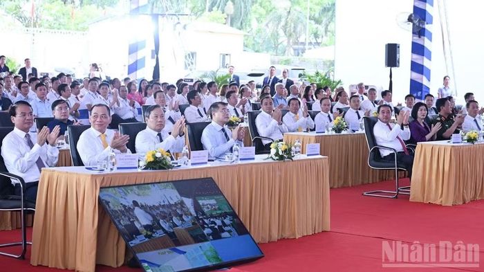 Thủ tướng Chính phủ Lê Minh Hưng, các đồng chí lãnh đạo và đại biểu tham dự lễ khởi công. (Ảnh: TRẦN HẢI)
