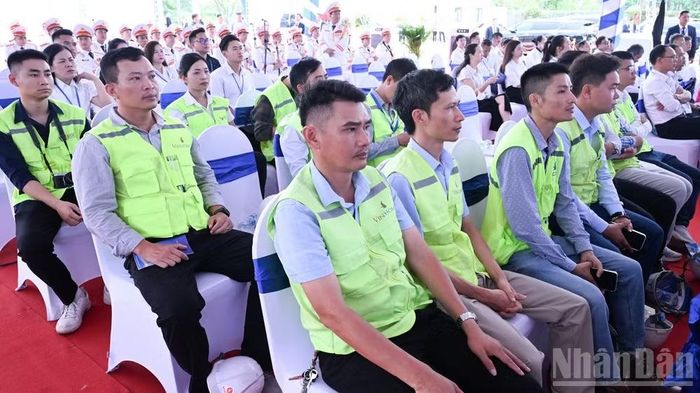 Đại diện các đơn vị, nhà thầu tham dự lễ khởi công. (Ảnh: TRẦN HẢI)
