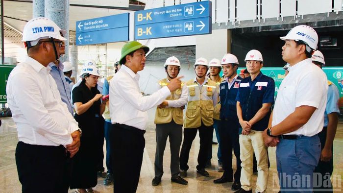 Bộ trưởng Xây dựng Trần Hồng Minh kiểm tra tiến độ dự án sân bay Long Thành chiều 13/6.