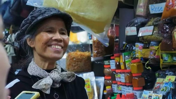 Bà Nguyễn Thanh Huệ, 64 tuổi, một tiểu thương tại chợ Hàng Da bày tỏ niềm vui và mong muốn về tương lai của chợ. (Ảnh: NHẬT ÁNH)