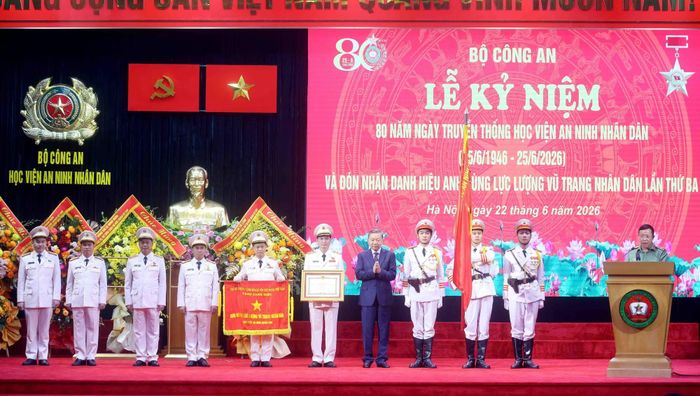 Tổng Bí thư, Chủ tịch nước Tô Lâm trao Danh hiệu Anh hùng Lực lượng vũ trang nhân dân tặng Học viện An ninh nhân dân. (Ảnh: TTXVN)