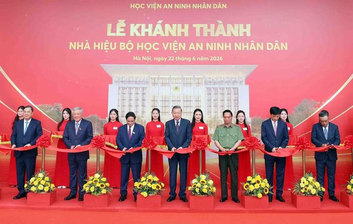 Tổng Bí thư, Chủ tịch nước Tô Lâm cùng các đại biểu thực hiện nghi thức khánh thành Nhà hiệu bộ Học viện An ninh nhân dân. (Ảnh: TTXVN)