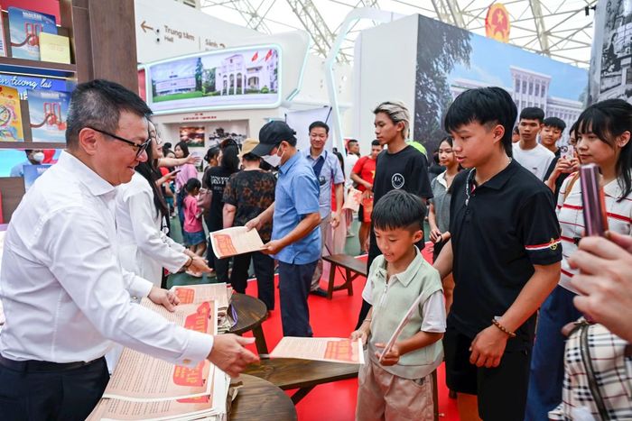 Bạn đọc trẻ hào hứng đón nhận phụ san của Báo Nhân Dân.