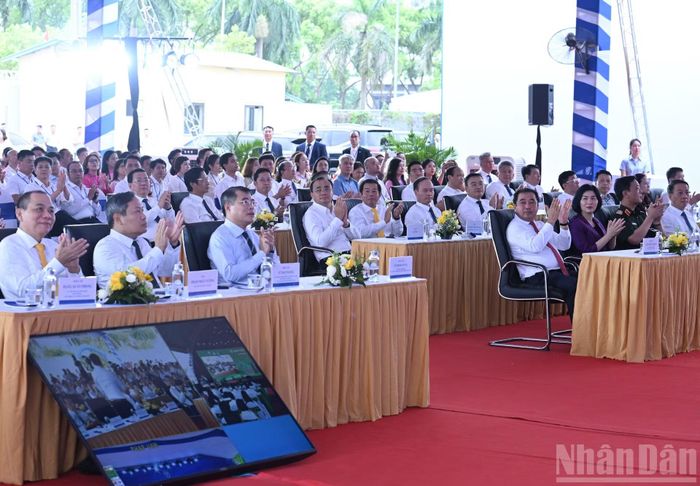  Thủ tướng Lê Minh Hưng và các đại biểu khởi công dự án nhà ở cho thuê và 5 đường sắt đô thị thành phố Hà Nội. 