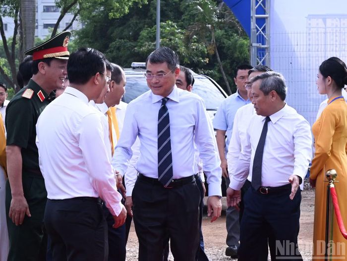 Thủ tướng Lê Minh Hưng đến dự Lễ khởi công dự án nhà ở cho thuê và 5 đường sắt đô thị thành phố Hà Nội.
