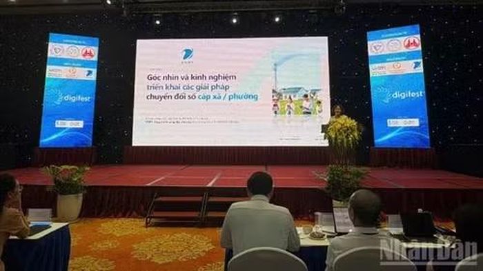 Hội thảo tập huấn triển khai mô hình chuyển đổi số cấp xã, phường do Cục Chuyển đổi số quốc gia (Bộ Khoa học và Công nghệ), Viện Sáng tạo và Chuyển đổi số phối hợp Tập đoàn Bưu chính Viễn thông Việt Nam (VNPT) tổ chức. (Ảnh: Báo Nhân Dân)