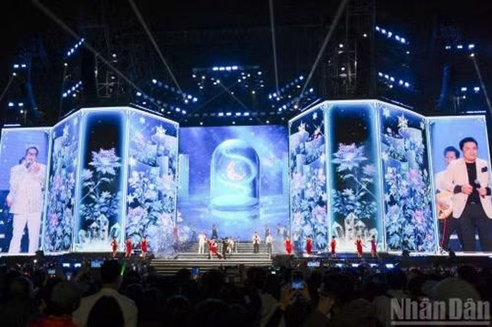 Màn biểu diễn của các nghệ sĩ trong Chương trình Hòa nhạc Ánh sáng - Chào năm mới 2025.