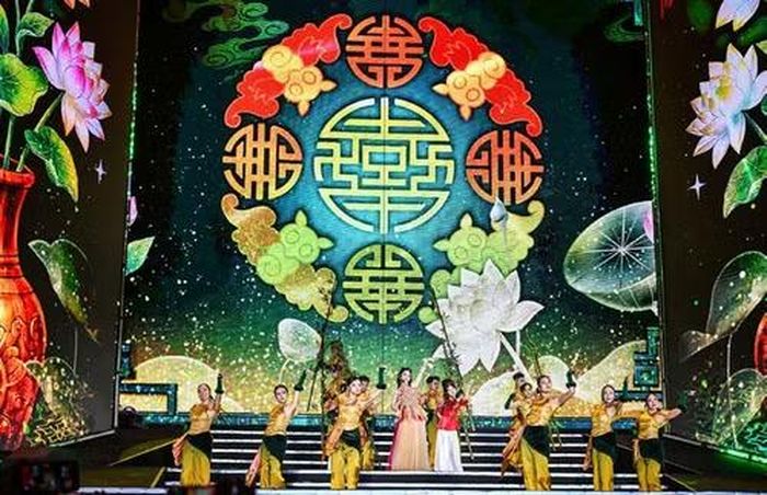 Chương trình Hòa nhạc Ánh sáng - Chào năm mới 2025 do Ủy ban nhân dân thành phố Hà Nội và Báo Nhân Dân phối hợp tổ chức, tổng đạo diễn Minh Trí.
