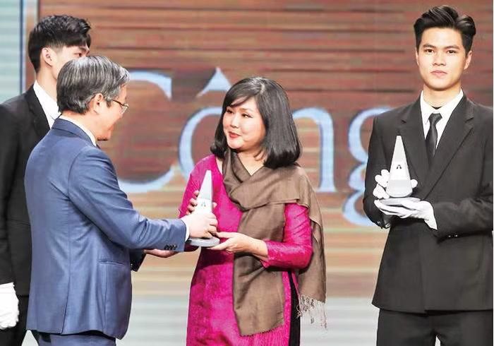 Nhà báo Thu Uyên, đại diện dự án Như chưa hề có cuộc chia ly nhận giải Dự án truyền cảm hứng, Giải thưởng Hành động vì Cộng đồng - Human Act Prize 2024.