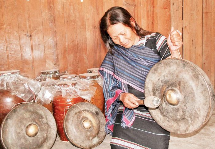 Nghệ nhân Ưu tú Tounéh Ma Bio giới thiệu bộ chiêng quý của người Chu Ru.