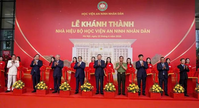 Tổng Bí thư, Chủ tịch nước Tô Lâm và các đồng chí lãnh đạo, nguyên lãnh đạo Đảng, Nhà nước thực hiện nghi thức cắt băng khánh thành công trình Nhà hiệu bộ Học viện An ninh nhân dân. (Ảnh: MINH CHÍNH)