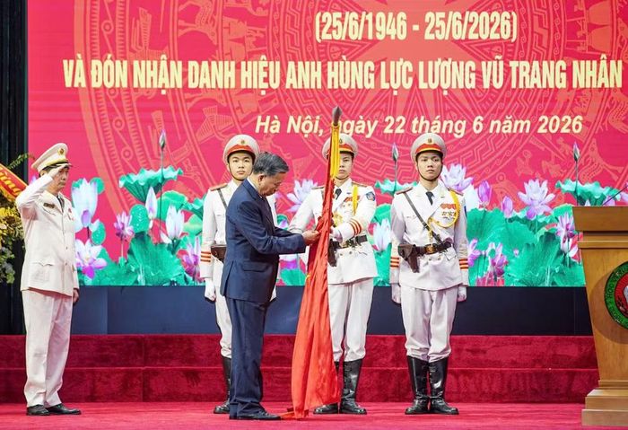 Tổng Bí thư, Chủ tịch nước Tô Lâm trao danh hiệu Anh hùng Lực lượng vũ trang nhân dân tặng Học viện An ninh nhân dân. (Ảnh: MINH CHÍNH)