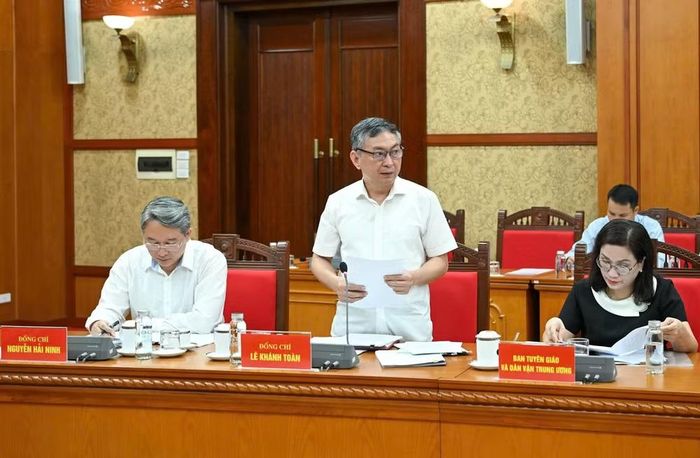 Phó Chánh Văn phòng Trung ương Lê Khánh Toàn báo cáo tại cuộc họp. (Ảnh: DUY LINH)