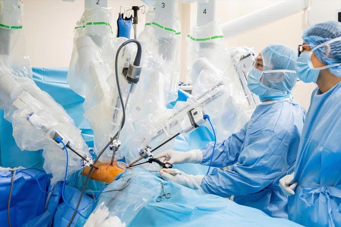 Bệnh viện FV Thành phố Hồ Chí Minh vận hành hệ thống robot phẫu thuật Da Vinci Xi.